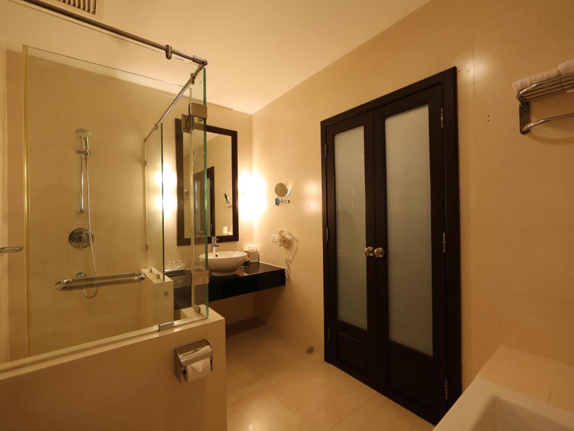 The Dawin Hotel Bangkok Exterior photo
